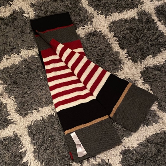 Chapter Club scarf - Picture 6 of 10